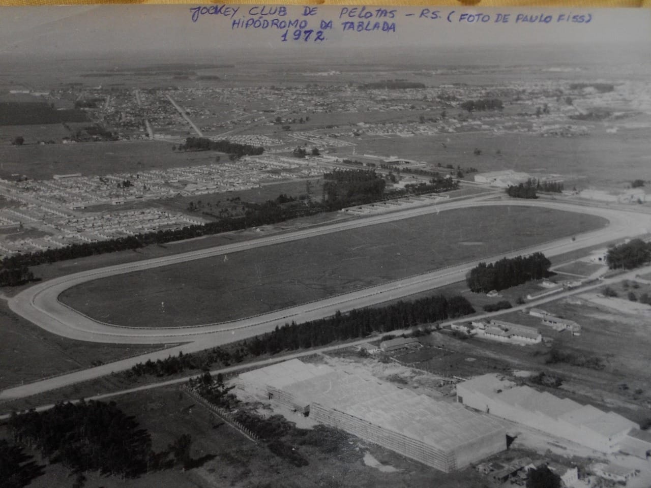 Fotografia aérea histórica, em preto e branco, do Hipódromo da Tablada e da pista oval