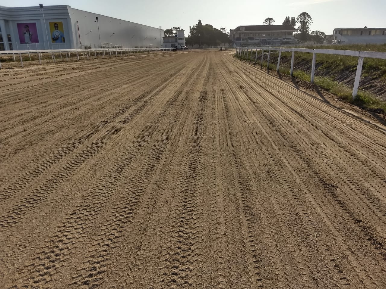 Raia de areia do Hipódromo da Tablada, gradeada e pronta para a reunião